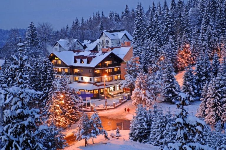 Crăciun 2025 la munte top 30 pensiuni Brașov, Sinaia, Poiana