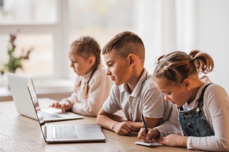 Cum se schimbă sistemul educațional în era digitală: impactul tehnologiei în școli Cum se schimbă sistemul educațional în era digitală impactul tehnologiei în școli