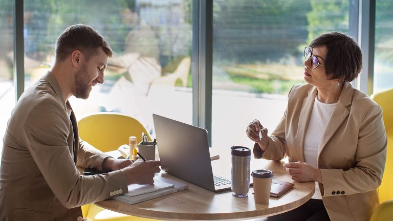 Cum îmbunătățești comunicarea internă în companie. Strategii eficiente pentru productivitate și colaborare Cum îmbunătățești comunicarea internă în companie. Strategii eficiente pentru productivitate și colaborare