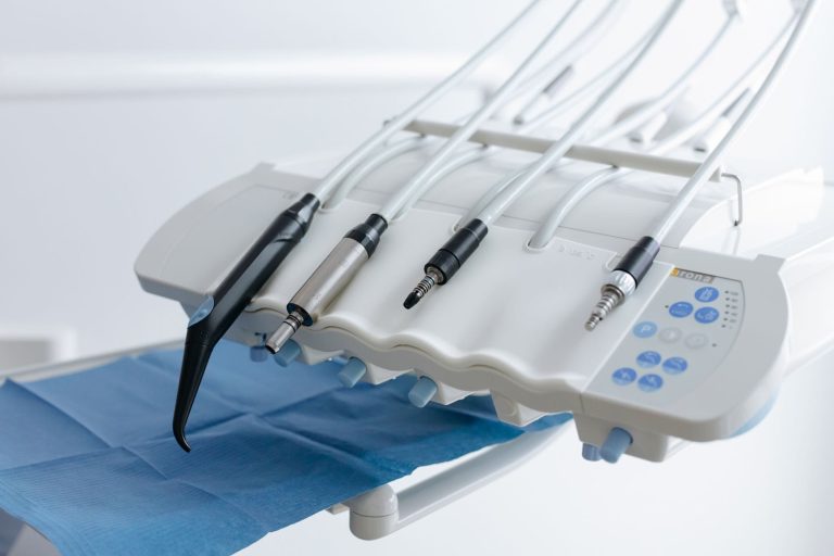Gingiile care sângerează: ce înseamnă, când devine parodontită și ce faci concret