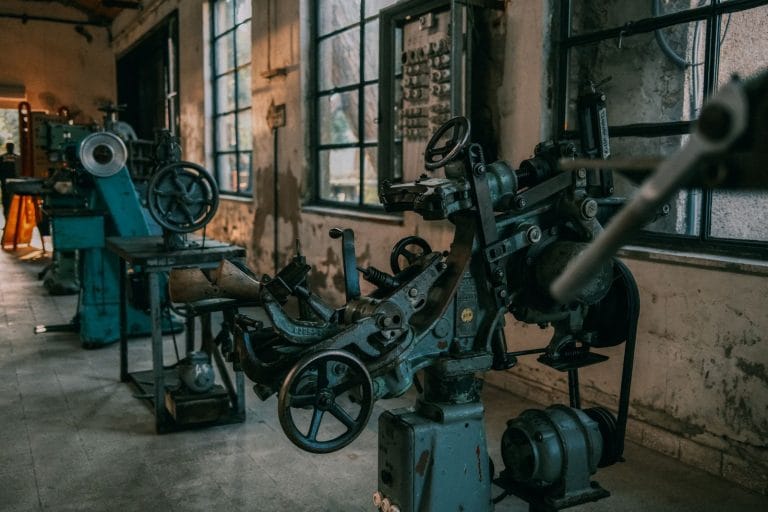 Cum alegi și întreții utilajele industriale ca să reduci opririle neplanificate