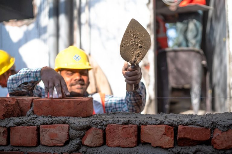 Ordinea corectă a lucrărilor într-o renovare completă: cum eviți refacerile care mănâncă 20% din buget