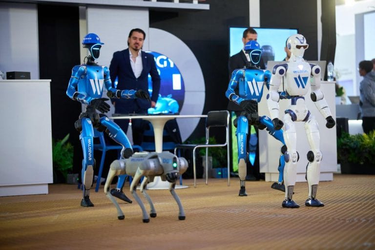Peste 5000 de vizitatori au ajuns în prima zi de ENERGY EXPO 2026 Roboți umanoizi și robot patruped în standul Waldevar Energy la ENERGY EXPO 2026