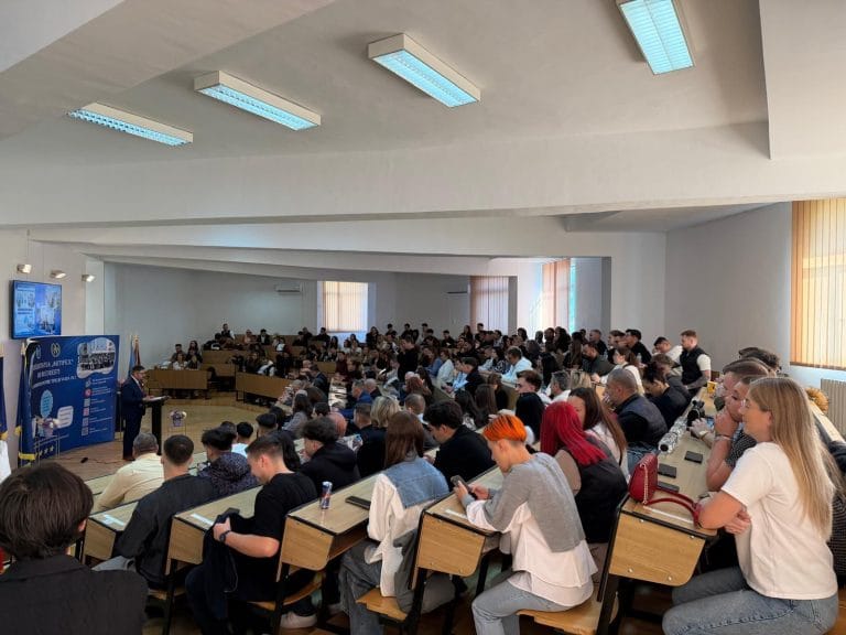 Universitatea ARTIFEX din București a deschis oficial anul universitar 2026–2027 Aula Universității ARTIFEX din București, plină de studenți și invitați la festivitatea de deschidere a anului universitar 2026–2027
